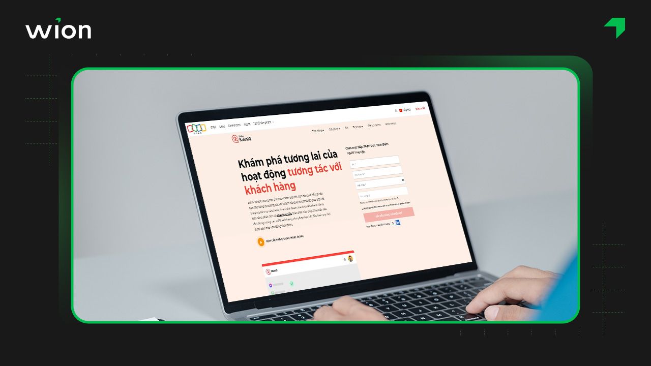 Zoho SalesIQ cung cấp giải pháp live chat và chatbot (Zobot) tích hợp với CRM