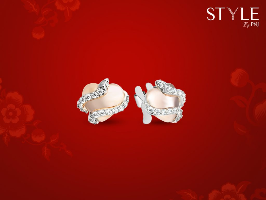 Đôi bông tai trái tim vàng 10K kết hợp cùng đá ECZ cao cấp mang lại vẻ đẹp ngọt ngào và tinh tế.