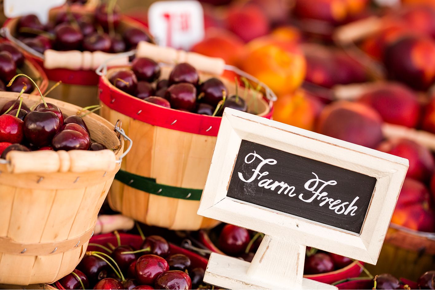 fresh-organic-produce-sale-local-farmers-market 1