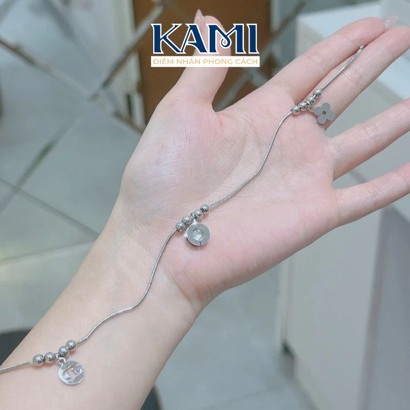 lac-chan-titan-mi-charm-bi-ngau-nhien-khong-den-khong-gi-kam-4