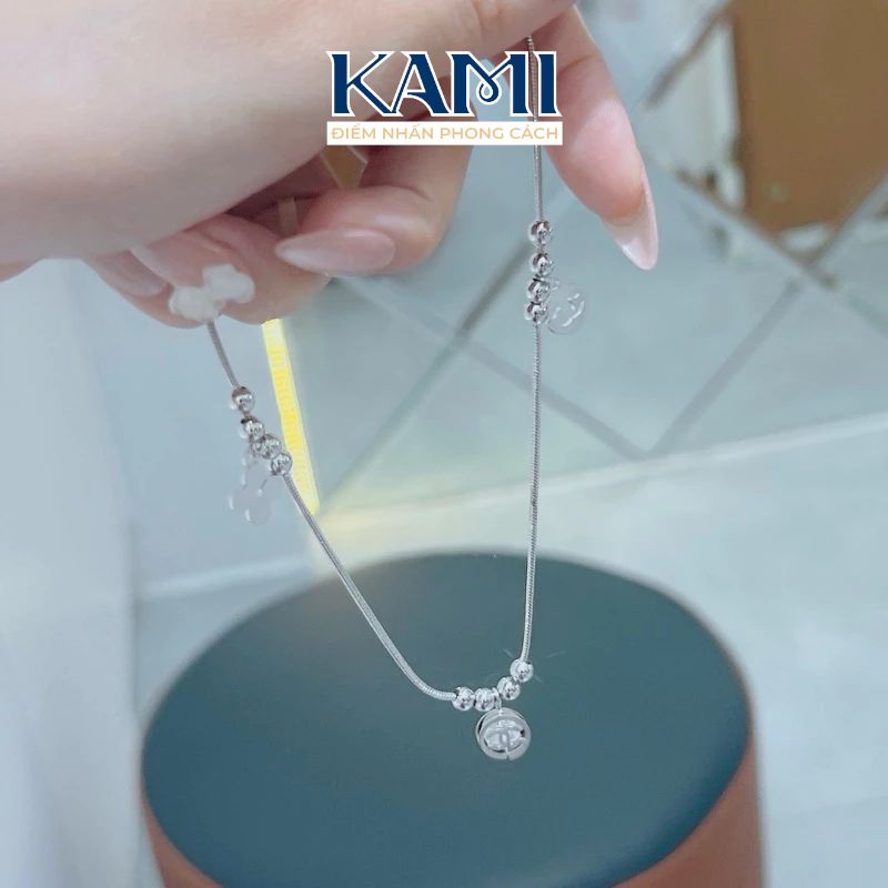 lac-chan-titan-mi-charm-bi-ngau-nhien-khong-den-khong-gi-kam-1