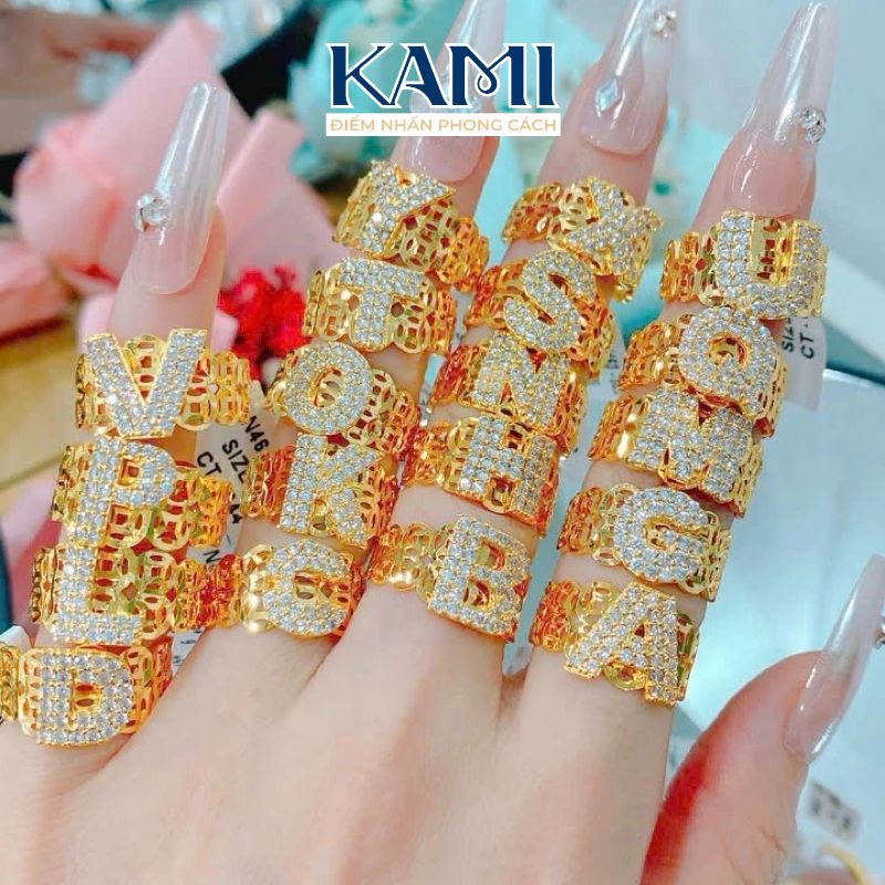 nhan-chu-cai-hoa-tiet-cham-may-dinh-da-cz-nhan-tao-kami-tran-1