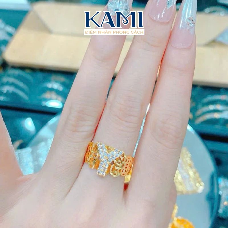 nhan-chu-cai-hoa-tiet-cham-may-dinh-da-cz-nhan-tao-kami-tran-2