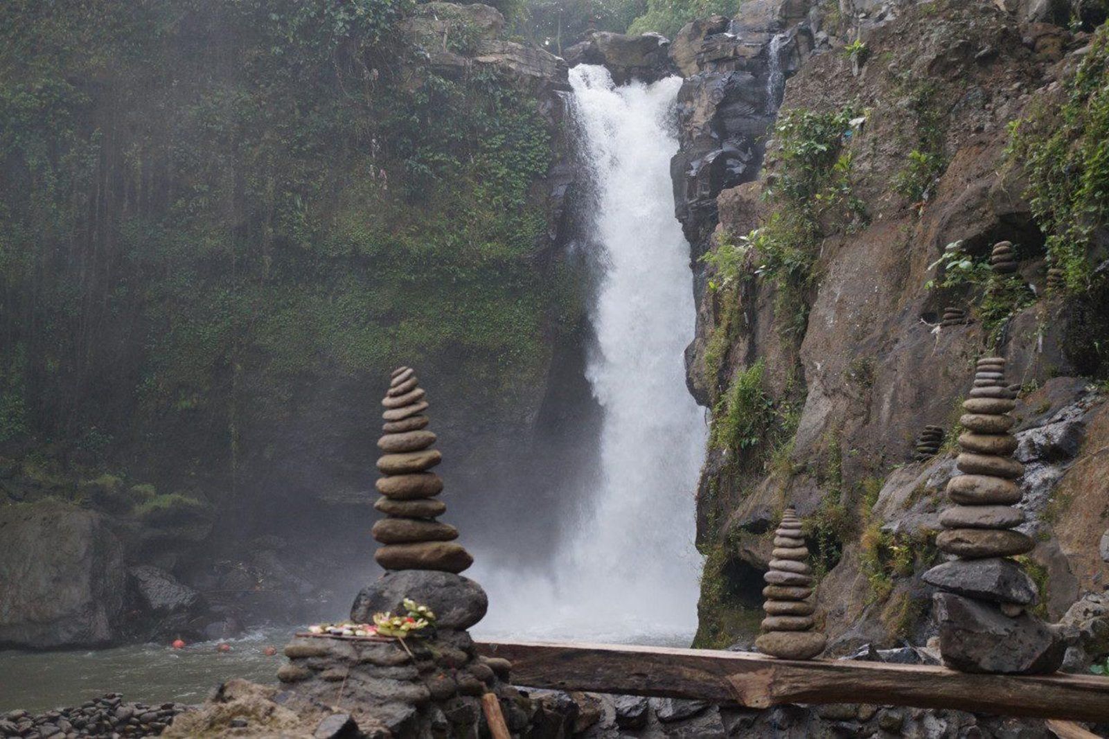 den-suoi-thieng-tampak-siring-thac-nuoc-blangsinga-hanh-trinh-du-lich-bali-indonesia-5
