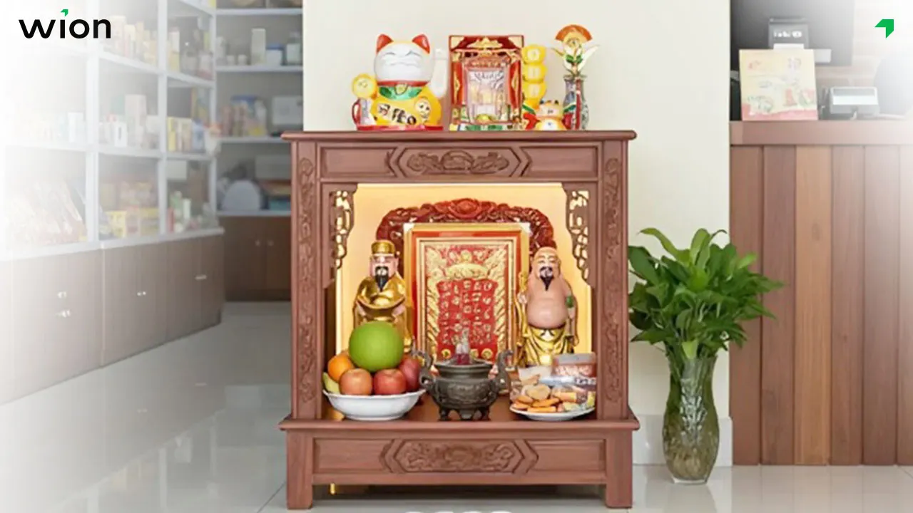 Đặt mèo thần tài trên nóc hoặc bên ngoài bàn thờ