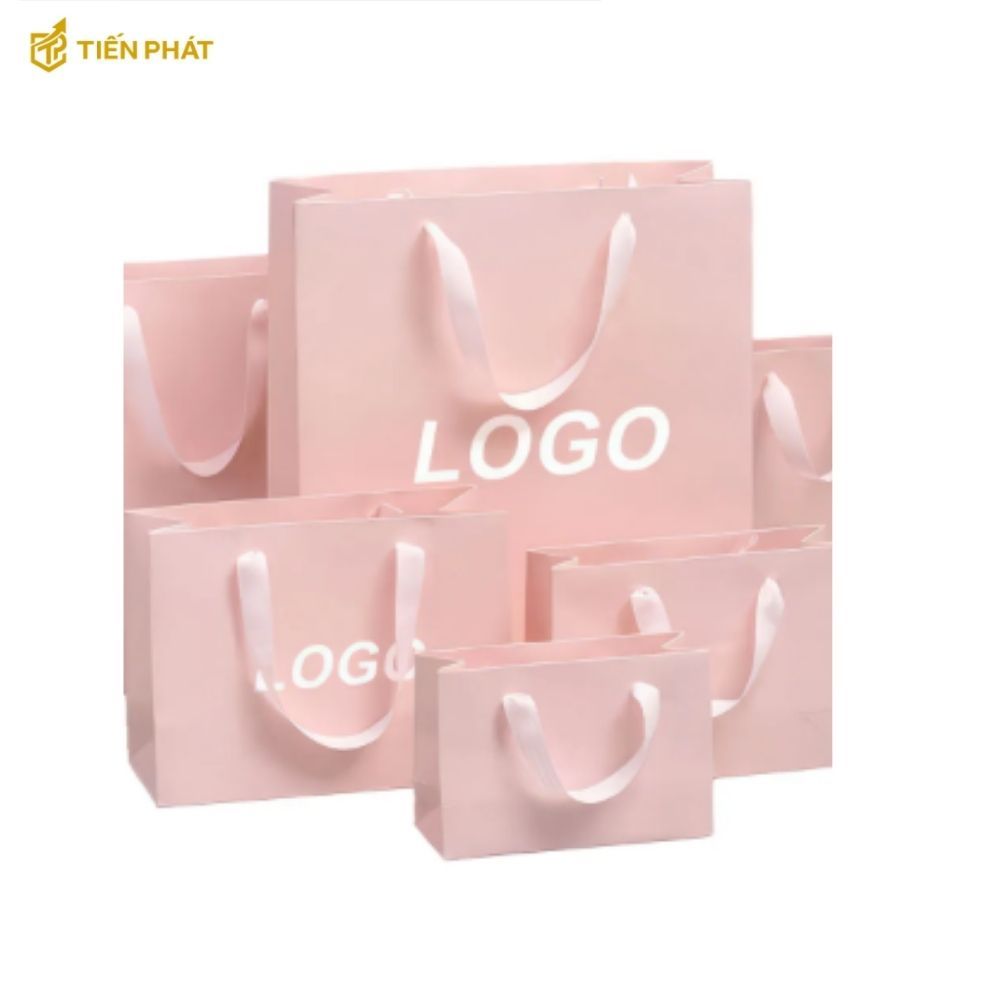 tui-giay-dung-quan-ao-mau-hong-in-logo-theo-yeu-cau