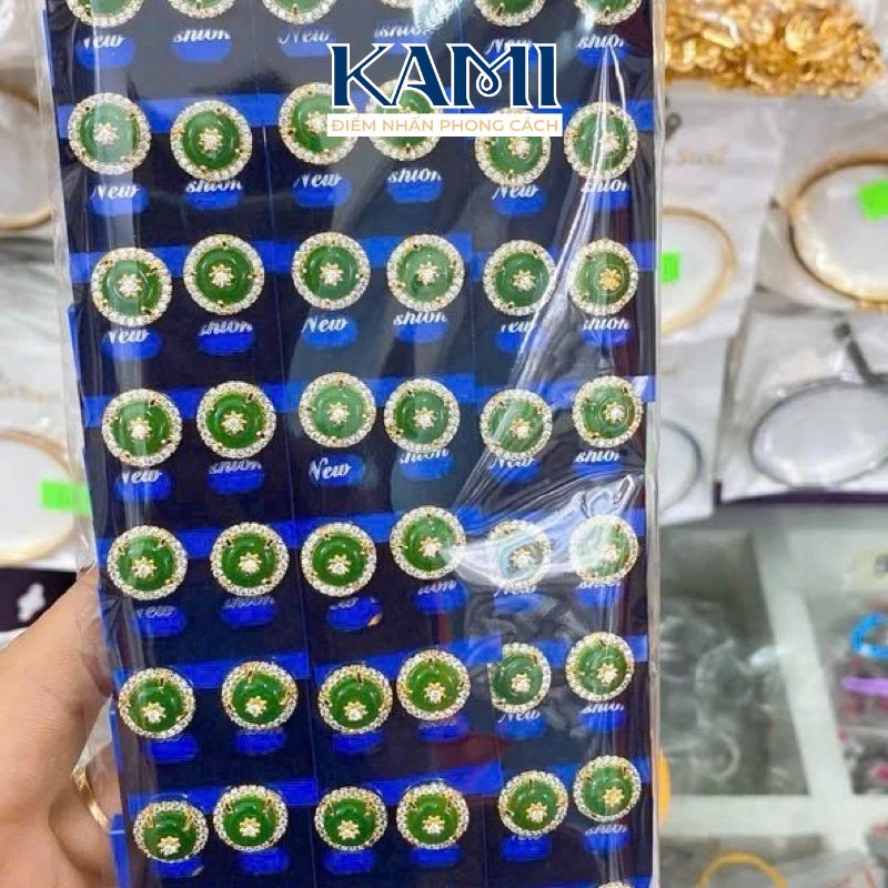 bong-tai-mau-xanh-thach-nhan-tao-vien-da-phong-cach-co-dien--4