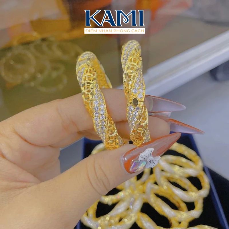 vong-tay-xoan-dinh-da-cz-nhan-tao-khoa-bam-ma-vang-kami-tran-1