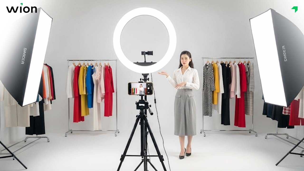 Dụng cụ livestream bán quần áo