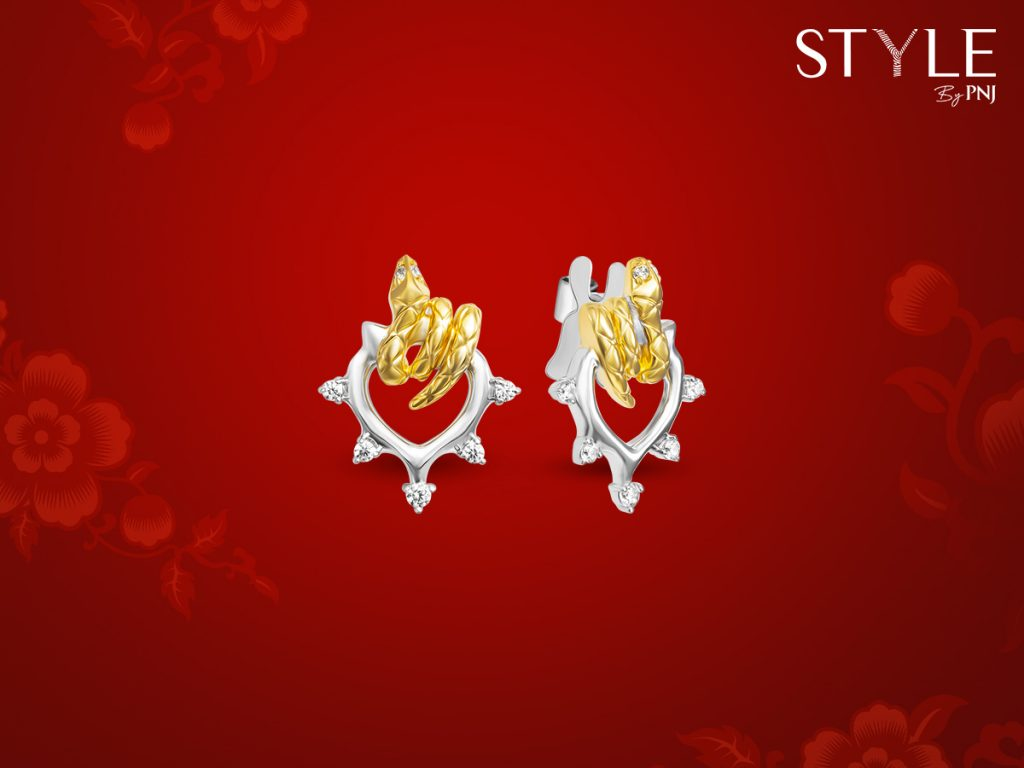 Hình ảnh rắn vàng uốn lượn quanh đỉnh trái tim là điểm nhấn đặc biệt, tượng trưng cho sự bí ẩn và quyền uy.