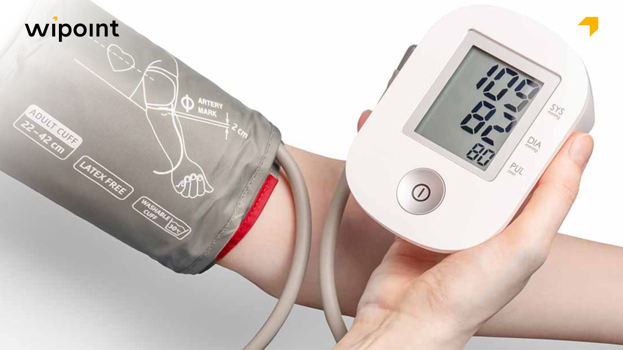Máy đo huyết áp hoặc vòng đeo đo chỉ số sức khỏe
