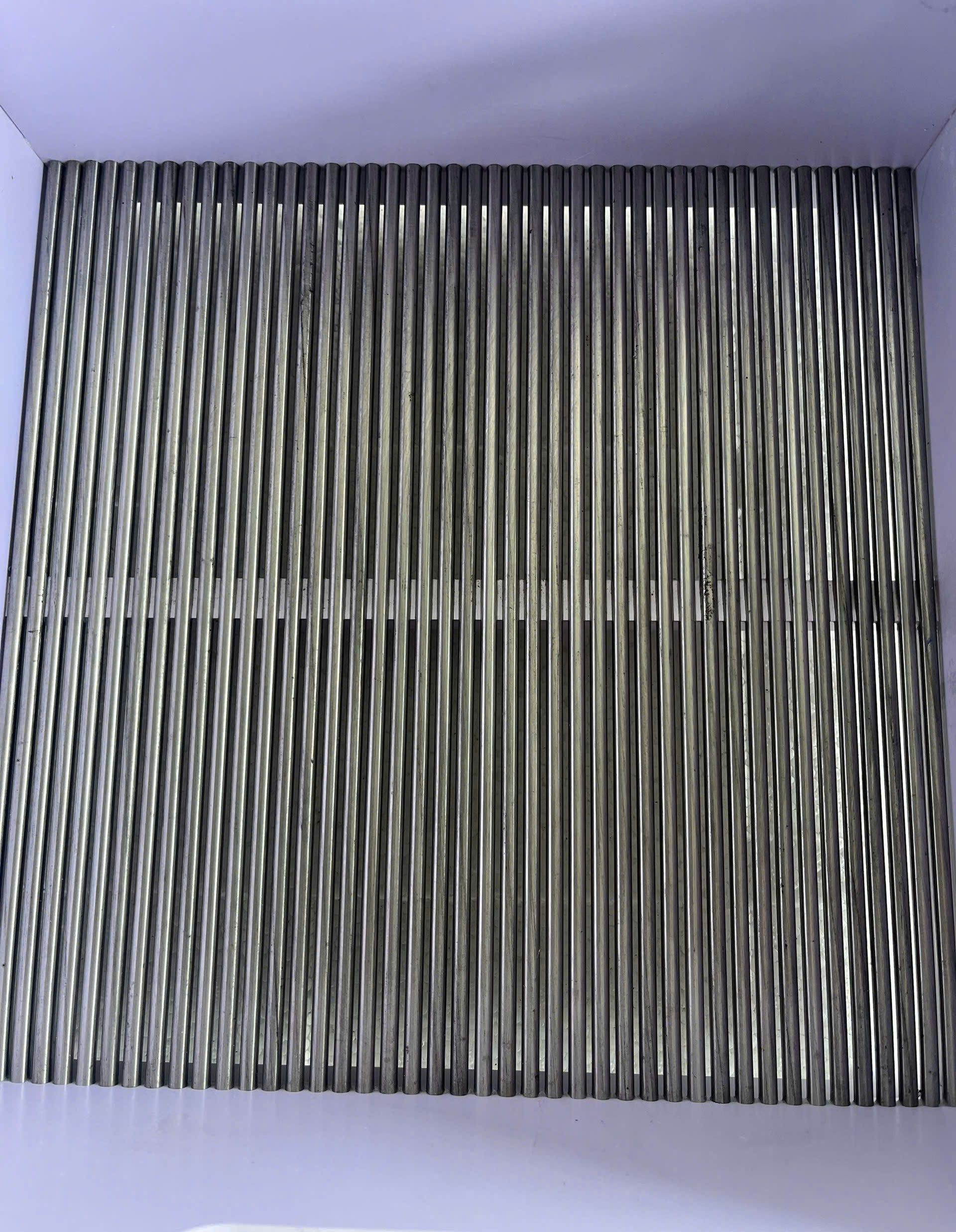 Bề mặt khay phân cỡ lươn với thanh lọc inox thoát nước nhanh