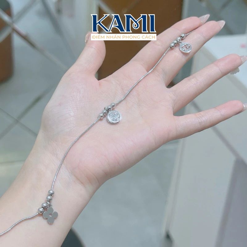 lac-chan-titan-mi-charm-bi-ngau-nhien-khong-den-khong-gi-kam-3