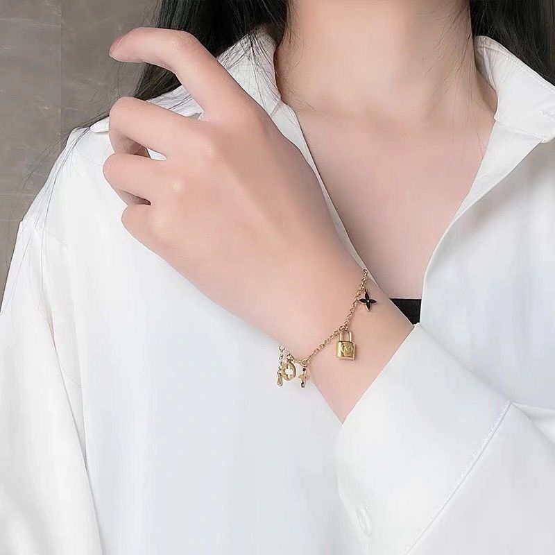 lac-tay-chan-titan-gan-charm-o-khoa-khong-den-khong-gi-trang-2