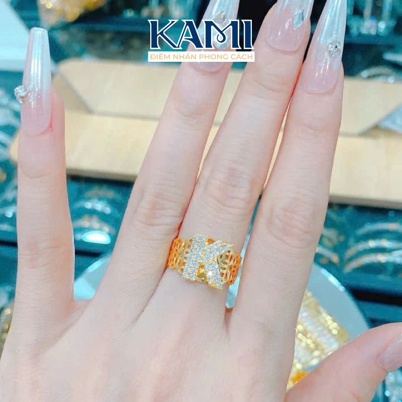 nhan-chu-cai-hoa-tiet-cham-may-dinh-da-cz-nhan-tao-kami-tran-5