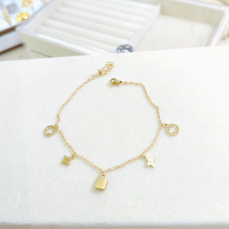 lac-tay-chan-titan-gan-charm-o-khoa-khong-den-khong-gi-trang-4