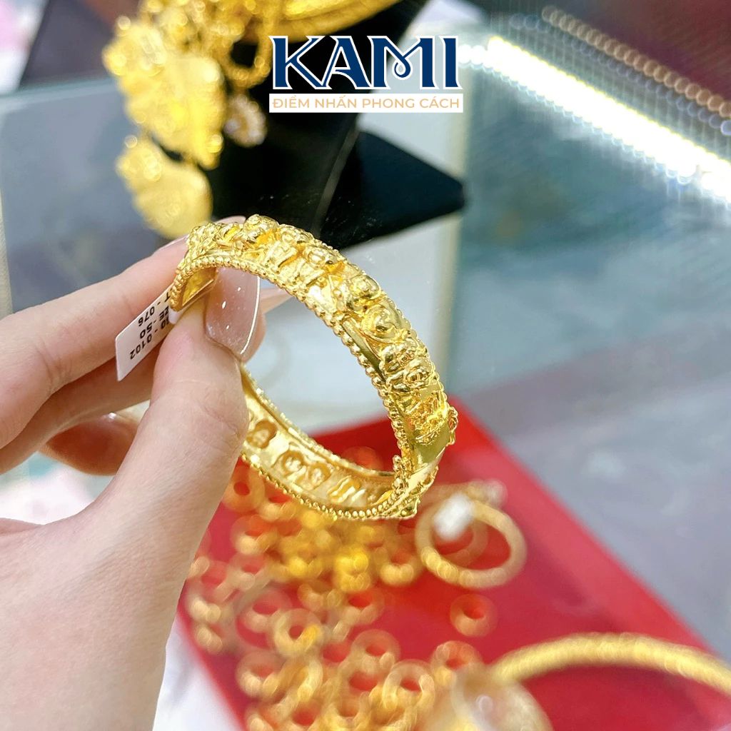 vong-tay-hoa-tiet-heo-con-noi-cho-co-dau-ngay-cuoi-kami-tran-6