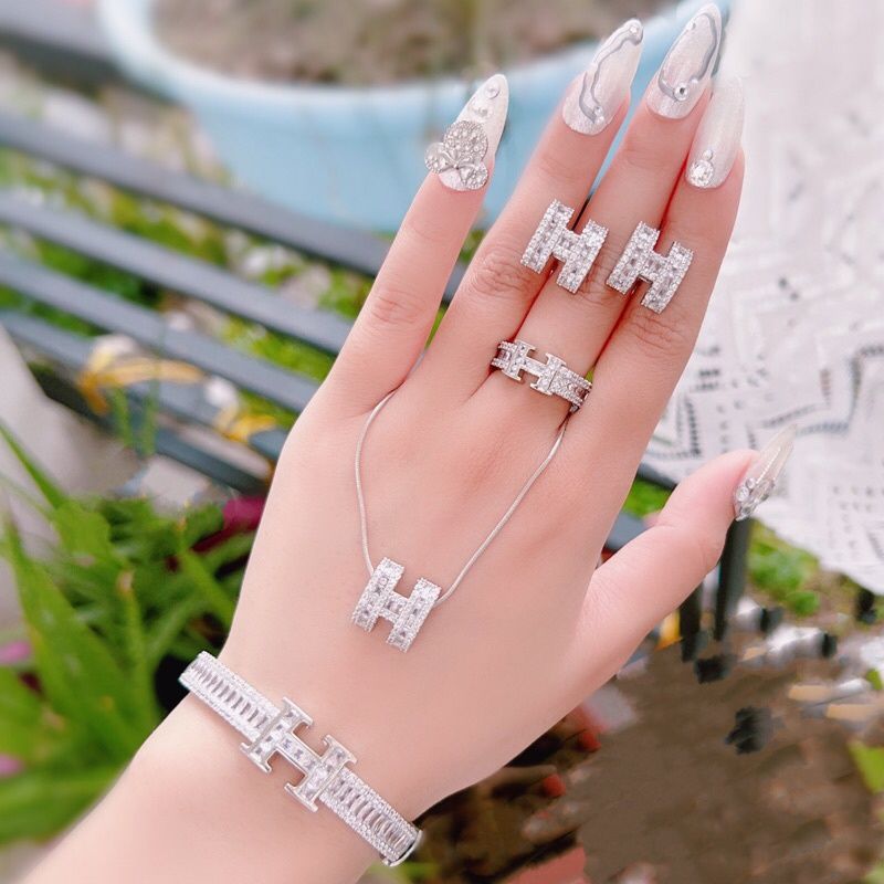 set-bo-trang-suc-day-chuyen-vong-tay-bong-tai-nhan-chu-h-xi--2