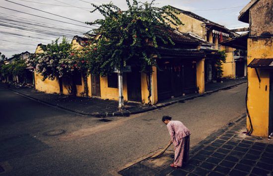 Buổi sáng bình yên ở phố cổ Hội An - Ảnh minh họa