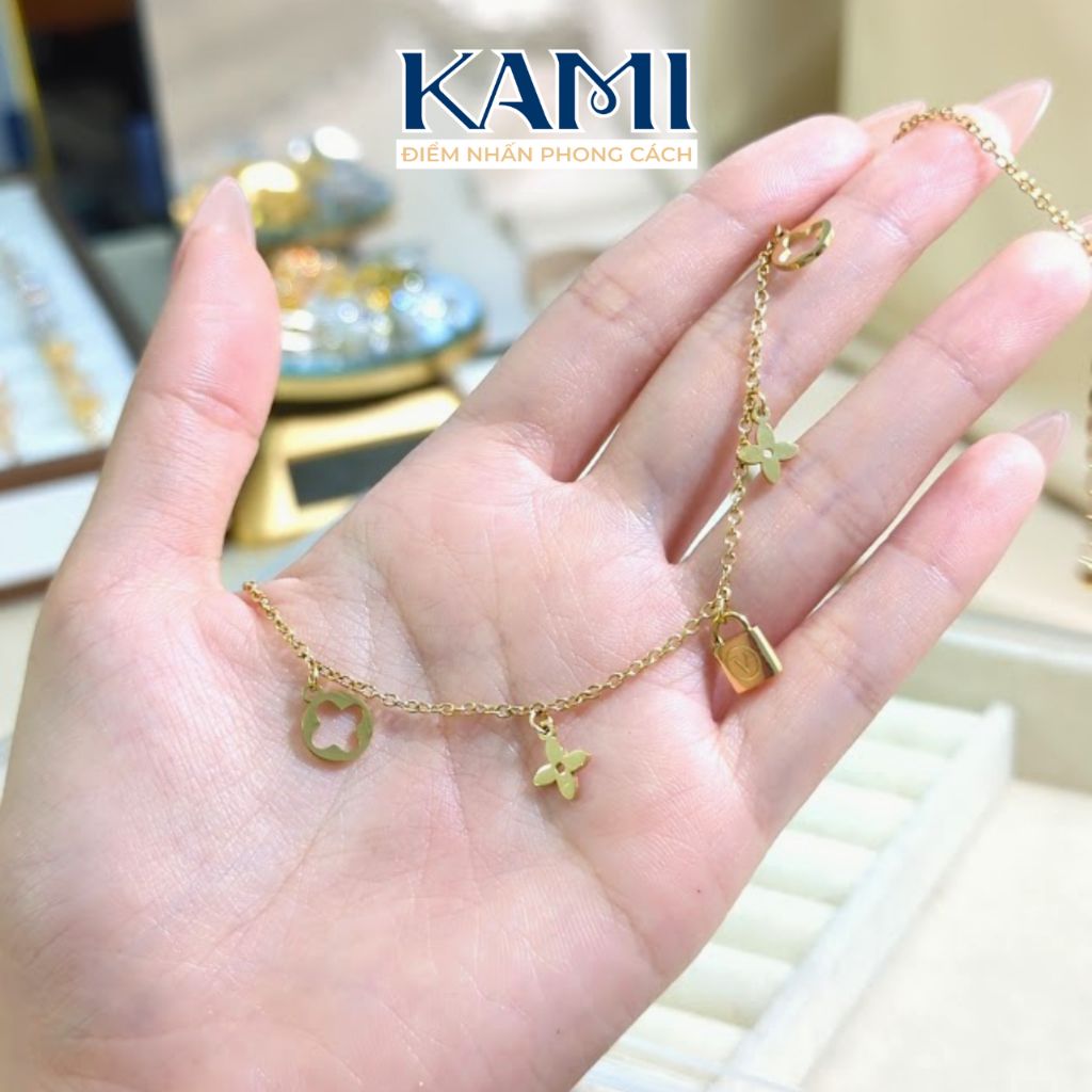lac-tay-chan-titan-gan-charm-o-khoa-khong-den-khong-gi-trang-7