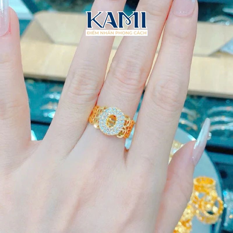 nhan-chu-cai-hoa-tiet-cham-may-dinh-da-cz-nhan-tao-kami-tran-6