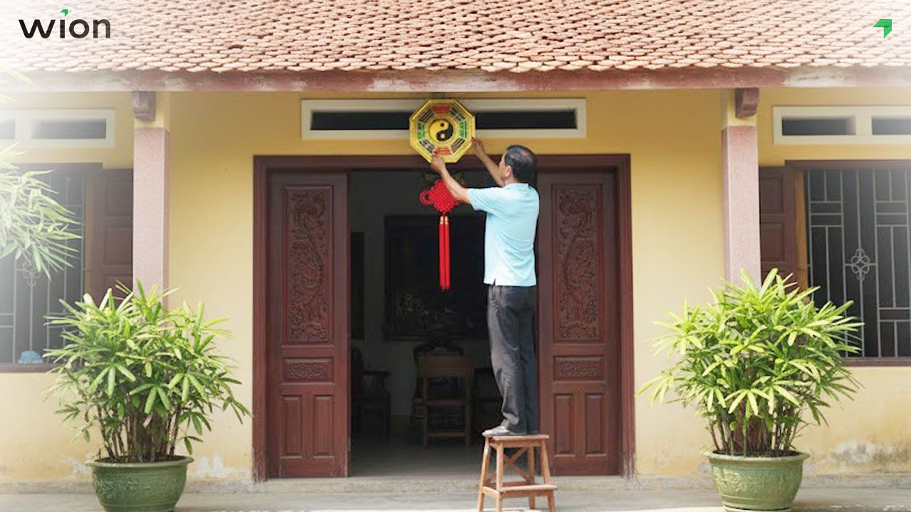 Có nên treo gương bát quái trước cửa nhà không?